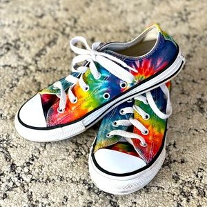 Converse tied tied shoes size 1